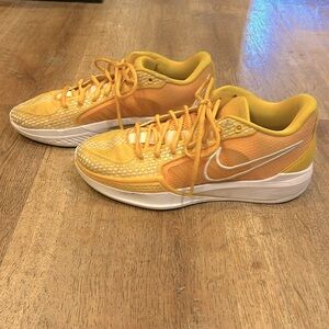 Women’s Sabrina Ionescu 1 University Gold Size 9. Worn. Good condition